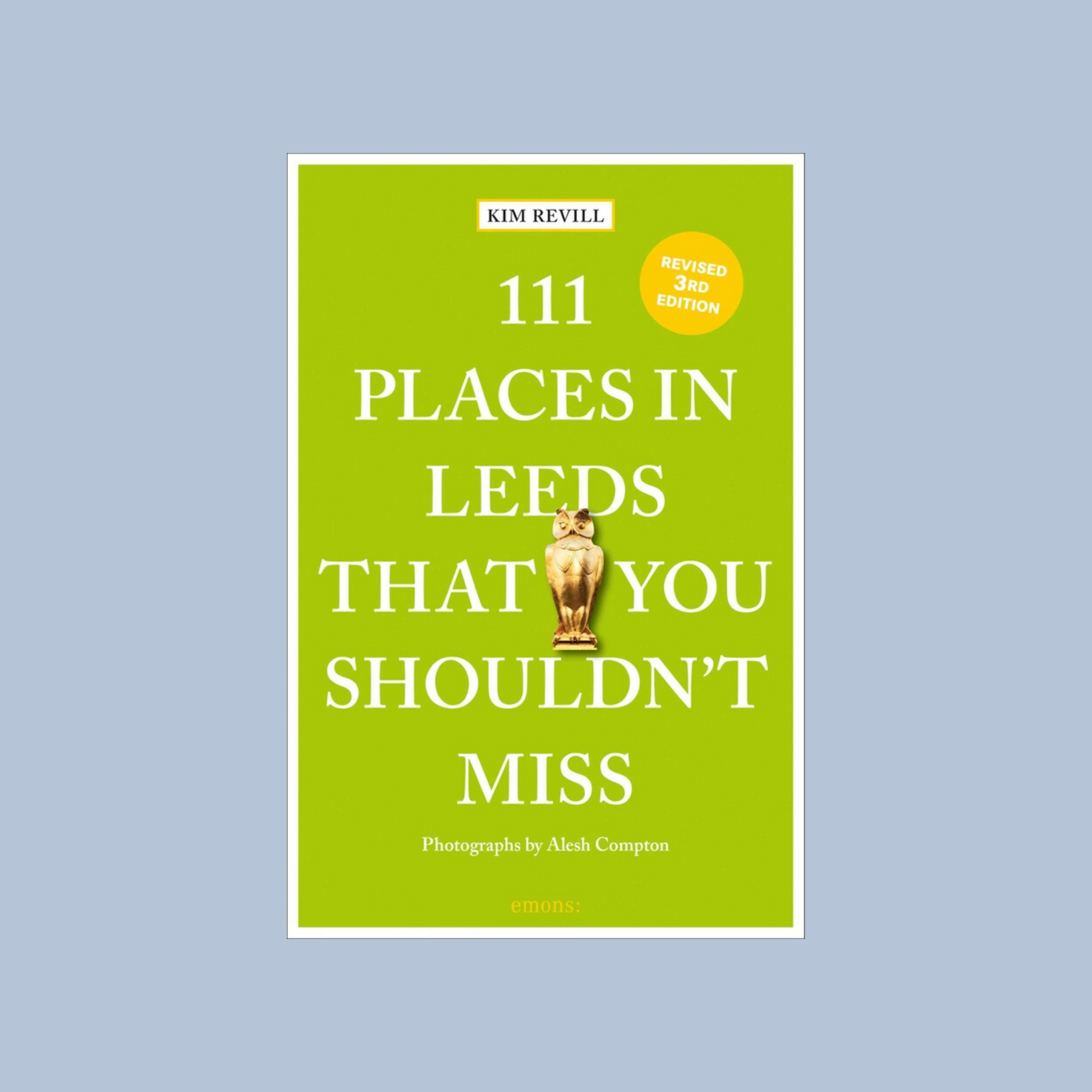 Book cover of '111 Places in Leeds That You Shouldn't Miss' with a green background and gold lion statue.