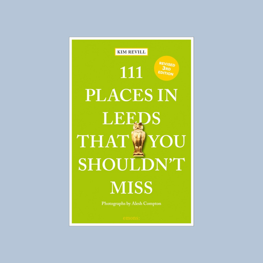 Book cover of '111 Places in Leeds That You Shouldn't Miss' with a green background and gold lion statue.